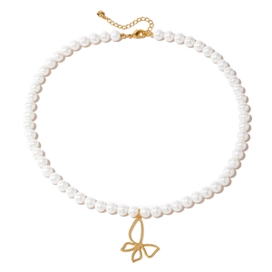 Elegante parel choker ketting met gouden vlinder hanger en verstelbare sluiting voor dames