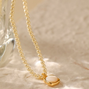 Handgemaakte Franse parelketting met een geometrische gouden hanger van parelmoer voor dames