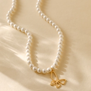 Elegante 18K vergulde halsketting met vlinderhanger en witte parels voor dames