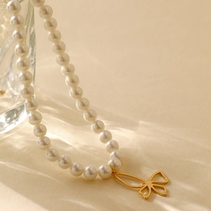 Elegante 18K vergulde parelhalsketting met een verfijnde vlinder hanger ontwerp
