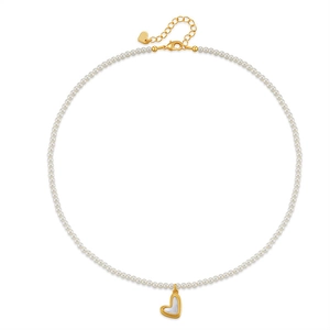Klassieke vergulde parelketting met een hartvormige hanger op een witte achtergrond
