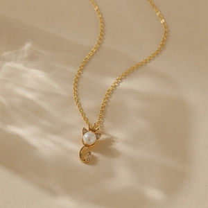 Elegante collana con ciondolo gatto dorato con perla e corona, design minimalista da donna