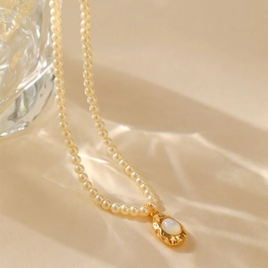 Franse retro parelketting met goudkleurige gehamerde hanger voor stijlvolle vrouwen