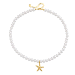 Detail van een parelketting met een gouden zeester hanger en een karabijnsluiting eraan