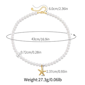 Gedetailleerd beeld van witte parelketting met zeester hanger en afmetingen in mm