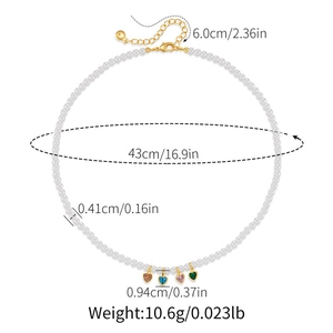 Detail van parelketting met vier kleurrijke hartjes hangers en afmetingen erbij