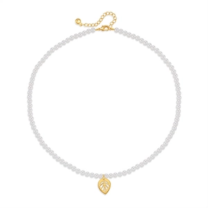 Detail van parelketting met een goudkleurige holle bladhanger en verstelbare karabijnsluiting