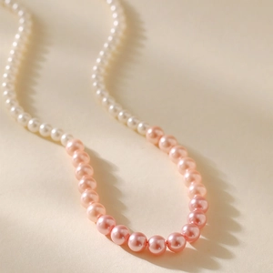 Macro-opname van elegante witte en roze ronde parels op een kralenketting