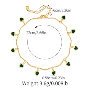 Détail de la chevillère dorée avec breloques cœurs verts et mesures de dimensions