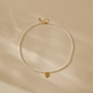 Franse vintage parelketting met een elegante gouden blad hanger en verstelbare ketting
