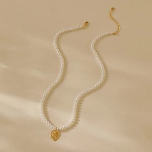 Franse vintage parelketting voor dames met een goudkleurige holle bladhanger
