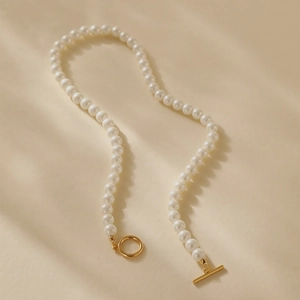 Elegante 18K vergulde ketting met witte zoetwaterparels en een stijlvolle OT-kapittelsluiting