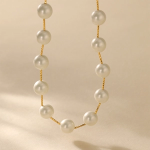 Detail van parelketting met gedraaide gouden ketting en zachte glans elegantie