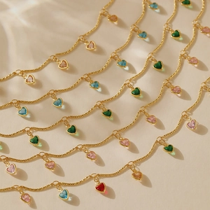 Bracelet de cheville doré avec breloques en zircone colorées en forme de cœur