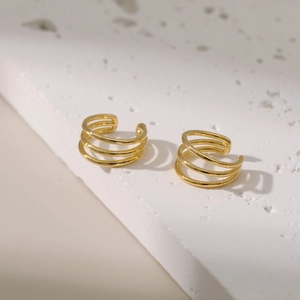 Manchette d'oreille bohème dorée à trois couches avec anneaux au design épuré