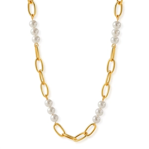 Détail de collier à maillons dorés ovales avec des perles blanches élégantes