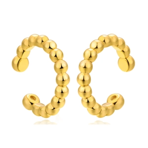 Gros plan de boucles d'oreilles C dorées avec un design minimaliste à perles