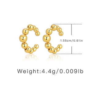 Détails des boucles d'oreilles dorées perlées, dimensions 1,55 cm et poids 4,4 g