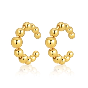 Vue détaillée de boucles d'oreilles C perlées en or poli avec finition miroir brillante