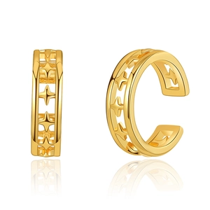 Détail de la boucle d'oreille manchette dorée avec motifs d'étoiles et fini poli