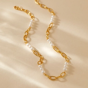 Détail d'un collier en plaqué or 18K avec perles blanches et fermoir mousqueton