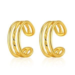 Détail de boucles d'oreilles dorées à trois couches avec anneaux lisses et torsadés