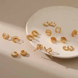 Ensemble de boucles d'oreilles serpent dorées et manchettes au design minimaliste chic