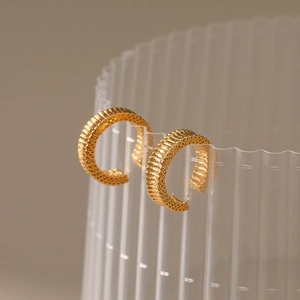 Clips d'oreilles dorés minimalistes style serpent avec un élégant design ondulé