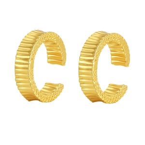 Paire de boucles d'oreilles serpent dorées avec texture nervurée et points martelés