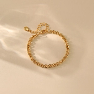 Detailansicht des 18K vergoldeten Rolo-Armbands mit Karabinerverschluss und Verlängerung