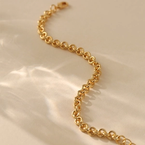 Detailansicht eines 18K vergoldeten Kupfer-Armbands mit eleganter Rolo-Kette und Lichtwellen