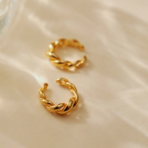 Boucles d'oreilles ear cuffs torsadées plaquées or 18 carats au style épuré