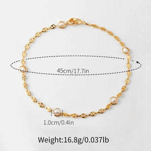 Detailed view of 18K gold plated pearl necklace with 45cm length and D-shape links