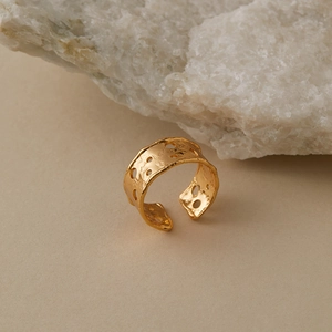 Vintage 18K επίχρυσο φαρδύ δαχτυλίδι με σφυρήλατη υφή και κομψά διάτρητα σχέδια