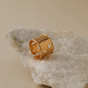 Μακροεντολή λεπτομέρεια φαρδύ δαχτυλίδι 18K χρυσό με σφυρήλατη υφή και ανοίγματα