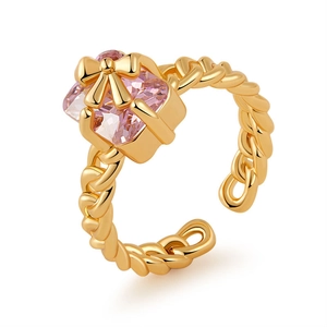 Anillo dorado ajustable con circonita cuadrada rosa y detalle de lazo 3D