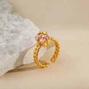 Anillo vintage bañado en oro 18K con circón rosa cuadrado y diseño de cuerda trenzada