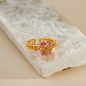 Anillo de cadena dorado estilo francés con circón rosa cuadrado y lazo de metal