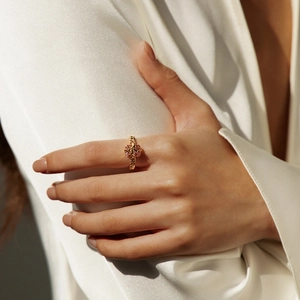 Anillo geométrico dorado con piedras rosa de corazón y banda de cadena estilo cubano