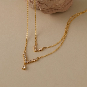 Dettaglio della collana a strati placcata oro 18K con zirconi cubici a forma di V