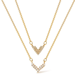 Dettaglio della collana a doppio strato placcata oro 18K a forma di V con zirconi