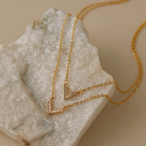 Dettaglio delle collane a forma di V placcate in oro 18K con pietre di zircone
