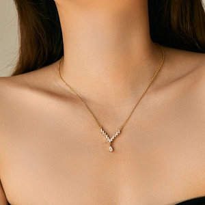 Elegante collana a V placcata oro 18 carati con ciondoli in zirconia cubica
