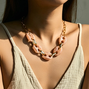 Vintage χρυσό και ροζ μαρμάρινο ρητίνη κολιέ με χοντρούς κρίκους στο λαιμό μοντέλου