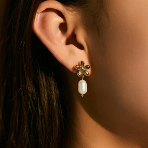 Französischer Vintage-Stil 18K Gold Blumenstecker mit elegantem Perlenanhänger für Damen