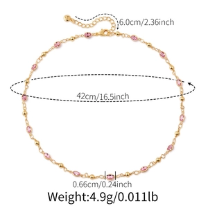 Detail van 18K vergulde ketting met roze glaskralen en afmetingen van het sieraad