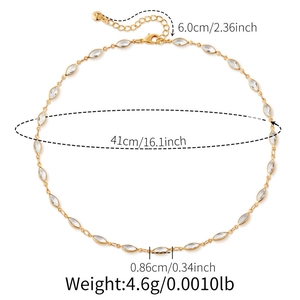 Detailweergave van gouden choker ketting met zirkoonstenen en afmetingen van de lengte