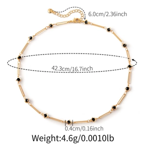 Detail van 42,3 cm vergulde ketting met zwarte kristallen kralen en afmetingen