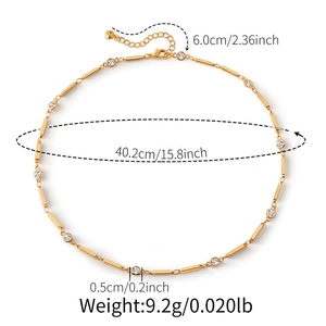 Detail van de verstelbare karabijnsluiting en verlengketting van de gouden ketting