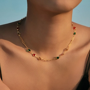 Handgemaakte gouden choker ketting met kleurrijke edelstenen in boho-stijl